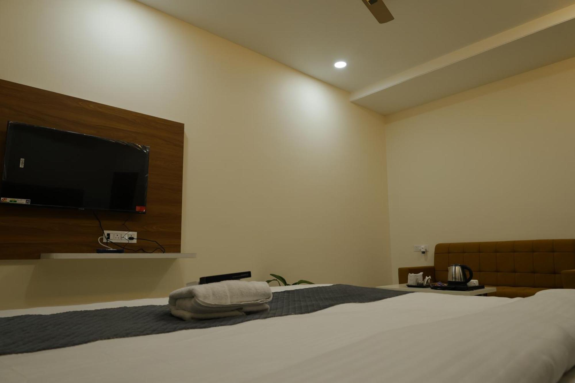 Hotel The Prime Land Hoshangabad Esterno foto